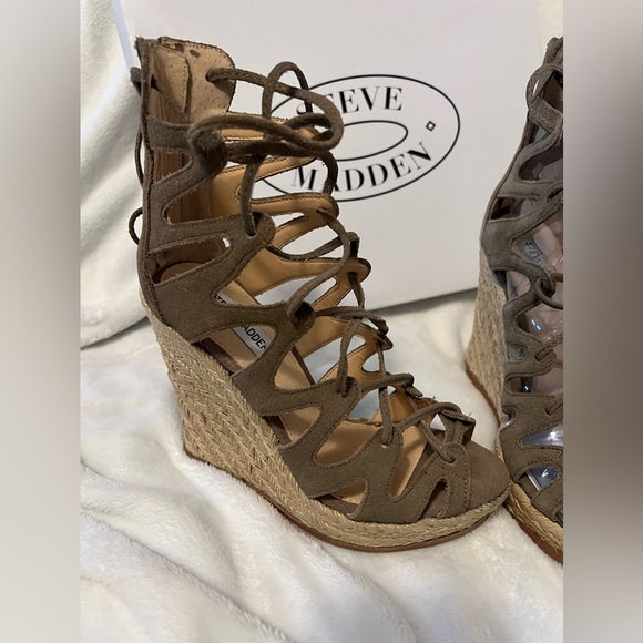 NWT Vintage Steve Madden Theea Women's Taupe Strappy Cut Out Wedge Sandals - Picture 2 of 5